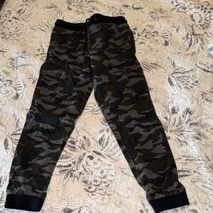 Forever 21 Men's Black and Gray Camo Twill Jogger